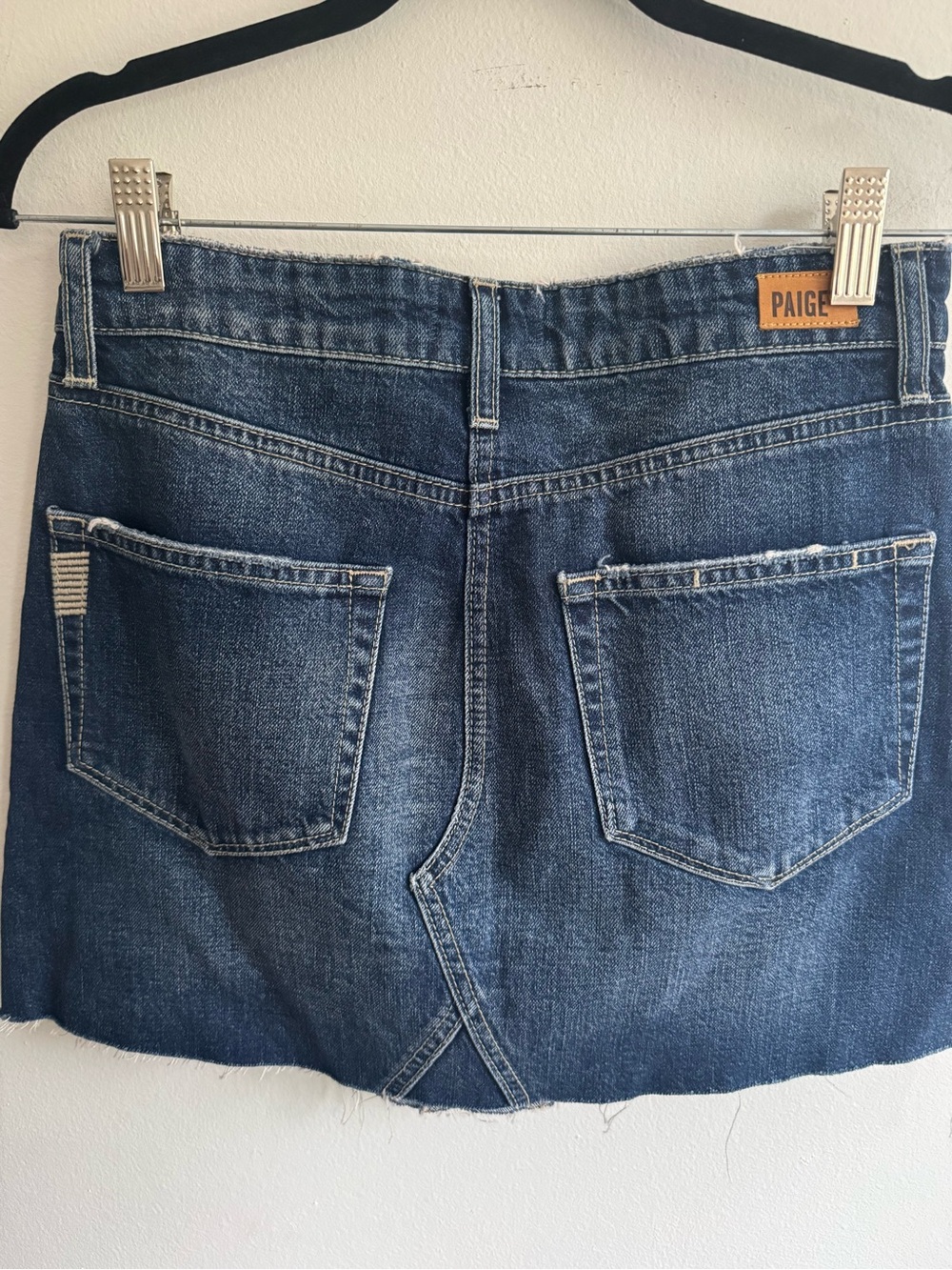PAIGE Denim Mini Skirt Women’s Size 27 Raw Hem Medium Wash Jean Skirt NWT - Picture 4 of 8